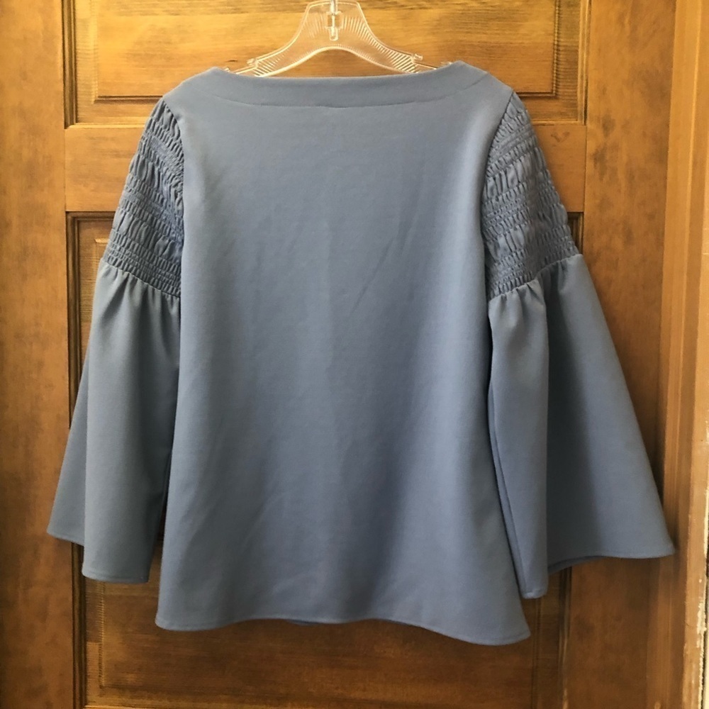 ANN TAYLOR Top/ size S/ Bluesh Grey/ flowy/ bell sleeves with smocked upper arms - Picture 4 of 12